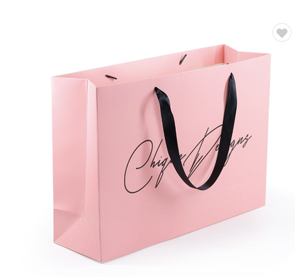 Túi đựng hàng hóa bằng giấy bóng được tái chế để mua sắm quà tặng với logo được cá nhân hóa